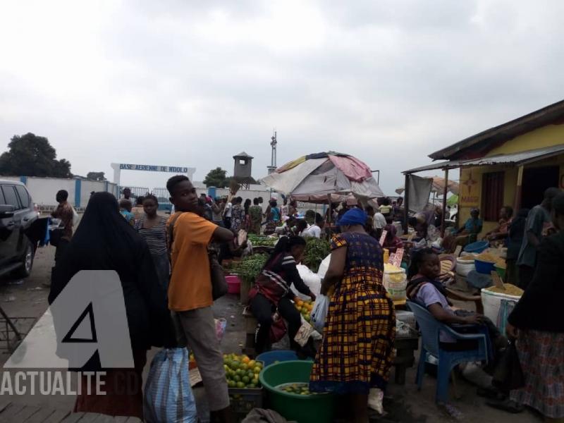 Vendeuses au marché Zigida de Kinshasa.