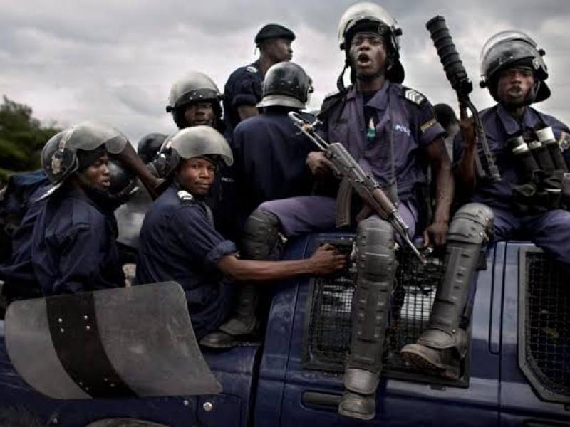 Des policiers à bord d'un pick - up à Kinshasa / DR 