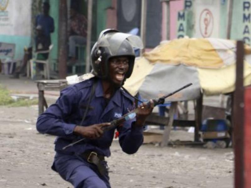 Un policier congolais en train de poursuivre des manifestants à Kinshasa /DR 