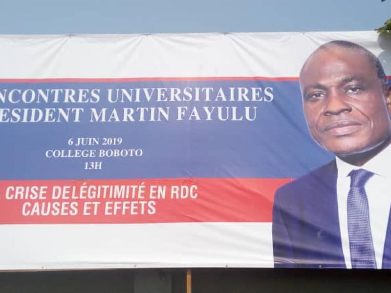 Banderole à l'occasion de la rencontre entre Martin Fayulu et des étudiants