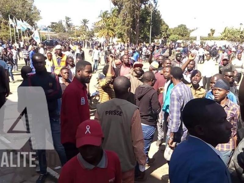 Les militants de l'UDPS devant le boulevard du 30 Juin à Lubumbahsi
