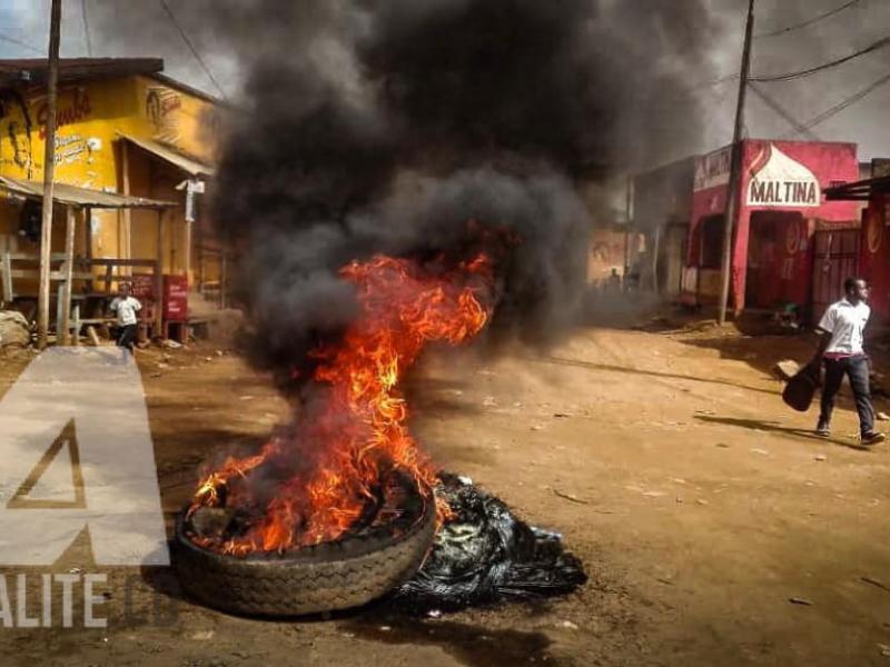Un pneu qui brûle au rond-point Matonge, dans la commune de Mulekera