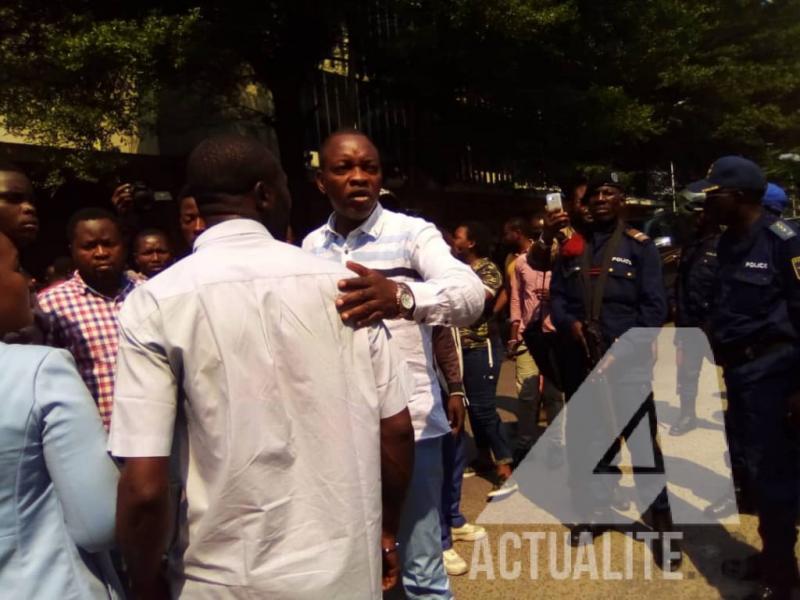 Mike Mukebayi parmi les militants du MLC qui protestent contre l'invalidation de leurs députés