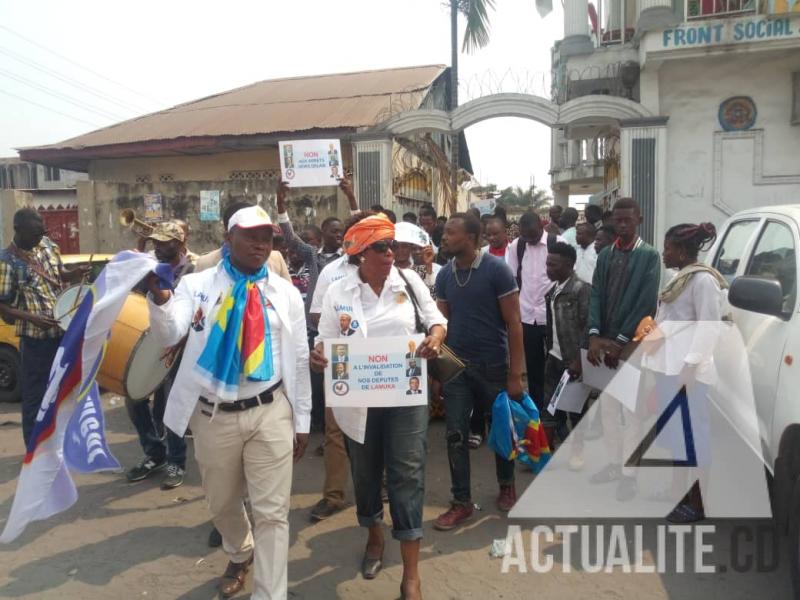 Chérubin Okende en train de marcher avec des militants