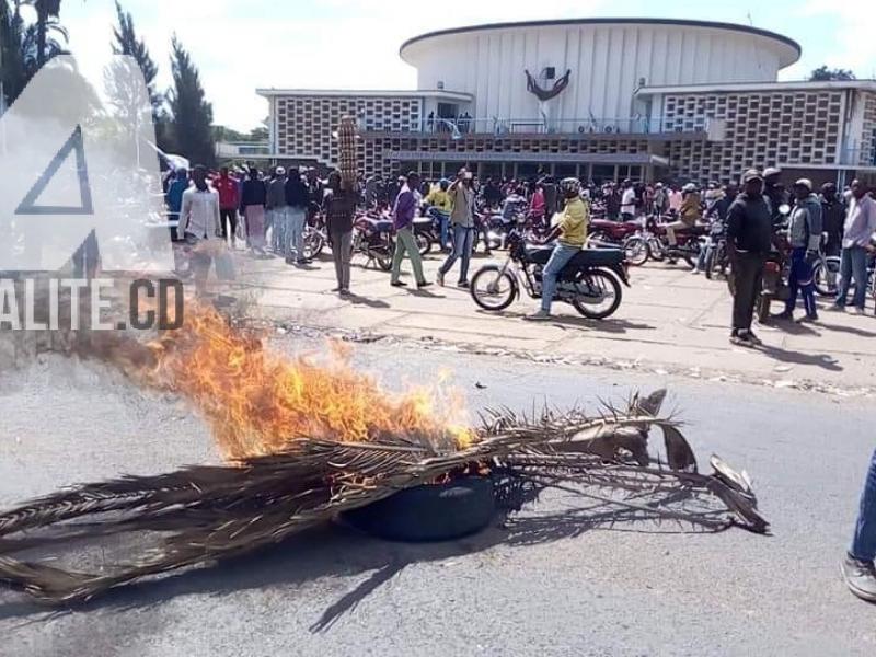 Les militants de l'UDPS devant l'Assemblée provinciale du Haut-Katanga pendant la manifestation