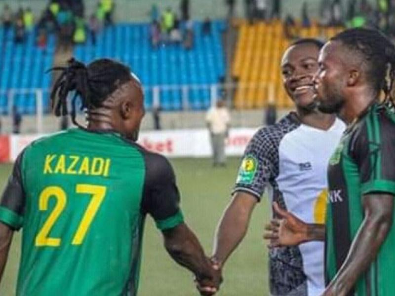Kazadi Kasengu salue Jackson Muleka lors d'une rencontre entre l'As Vclub et le TP Mazembe