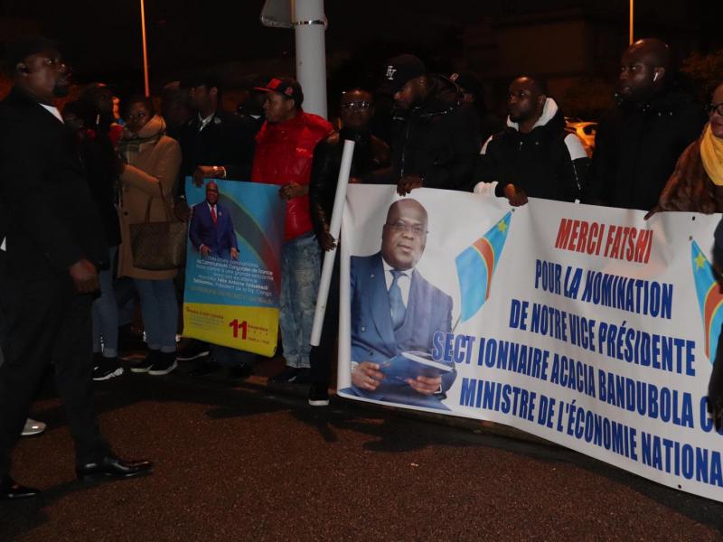Les militants attendent l’atterrissage de Félix Tshisekedi à Paris Le Bourget