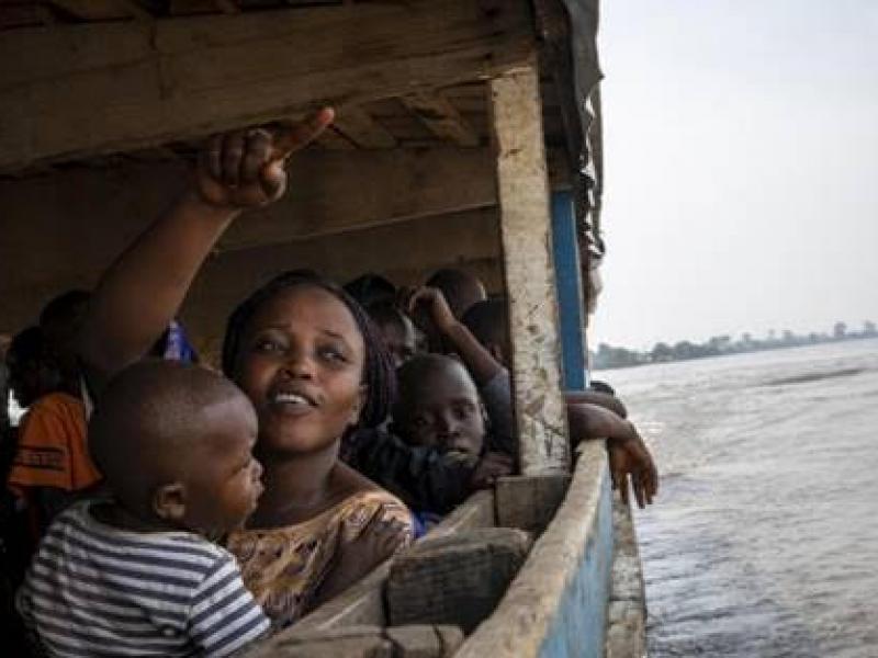 Guilaine Alaya, 33 ans, pointe le doigt en direction de Bangui, la capitale de la République centrafricaine, alors qu’elle rentre dans son pays natal après avoir passé six ans en République démocratique du Congo.  © HCR/Adrienne Surprenant