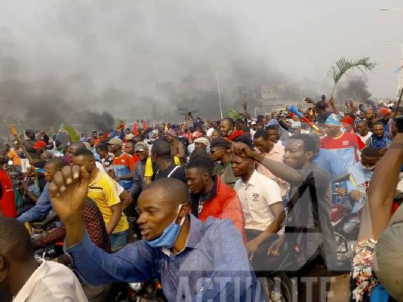 Les militants de l'UDPS aux alentours du palais du peuple. Ph. Berith Yakitenge ACTUALITE.CD