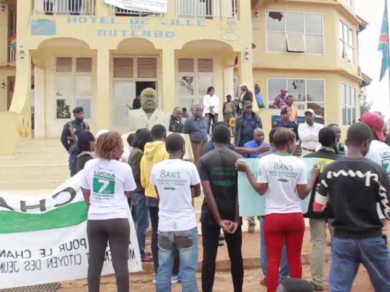 Les jeunes manifestants devant l'hotel de ville de Butembo