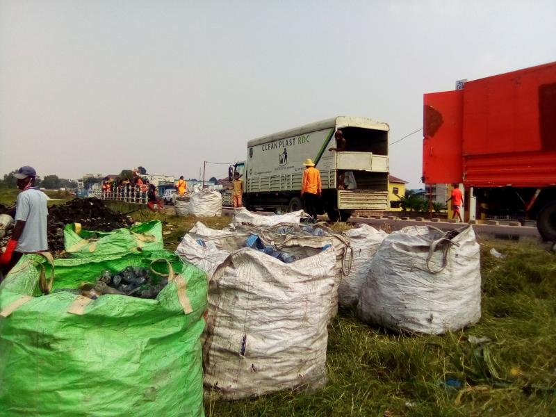 Ramassage des déchets plastiques sur la rivière Kalamu par Clean Plast RDC
