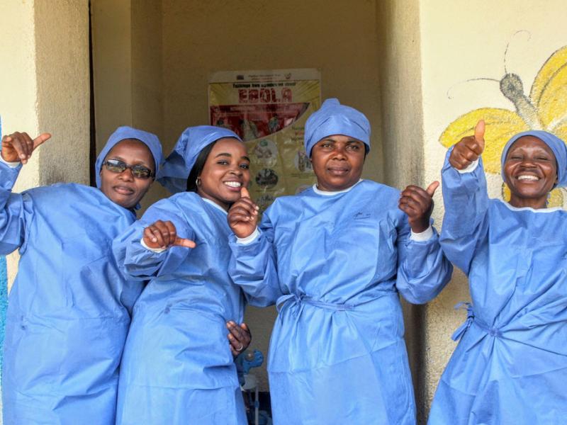 Des infirmières célèbrent la fin de l'épidémie d'Ebola dans l'est (Photo droits tiers)