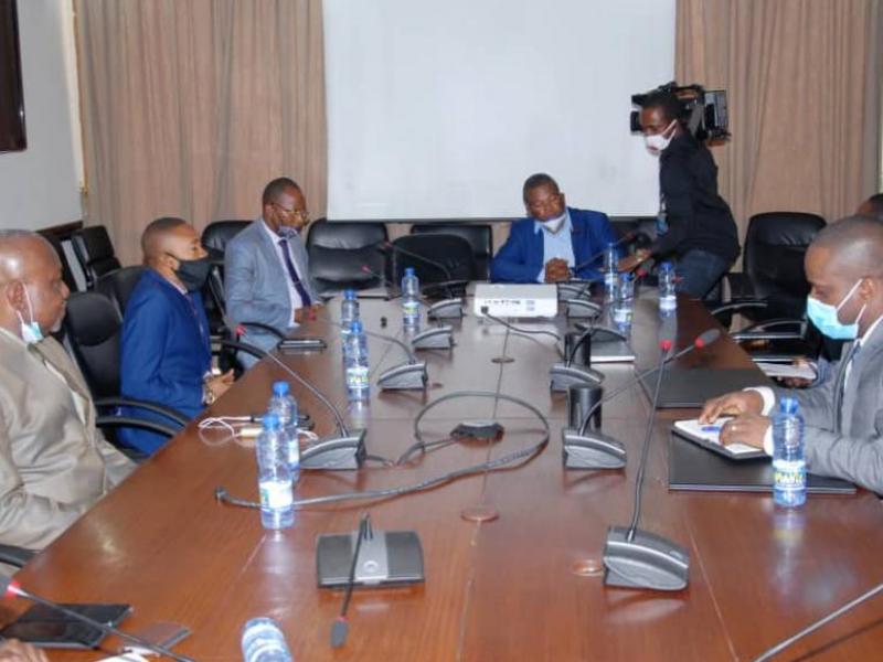 Les dirigeants de la MIBA en discussion avec le vice-ministre des finances