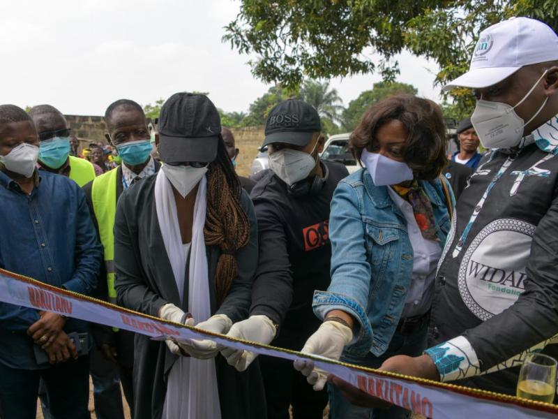 Mme Nicole Sulu inaugurant le forage d'eau réalisé en partenariat avec Widal fondation