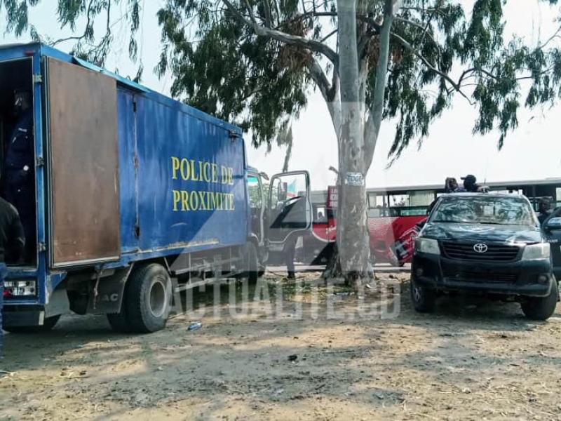 Des jeeps des policiers devant le Palais du Peuple/Ph Christine Tshibuyi