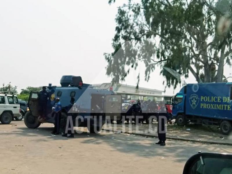 Des jeeps des policiers devant le Palais du Peuple/Ph Christine Tshibuyi