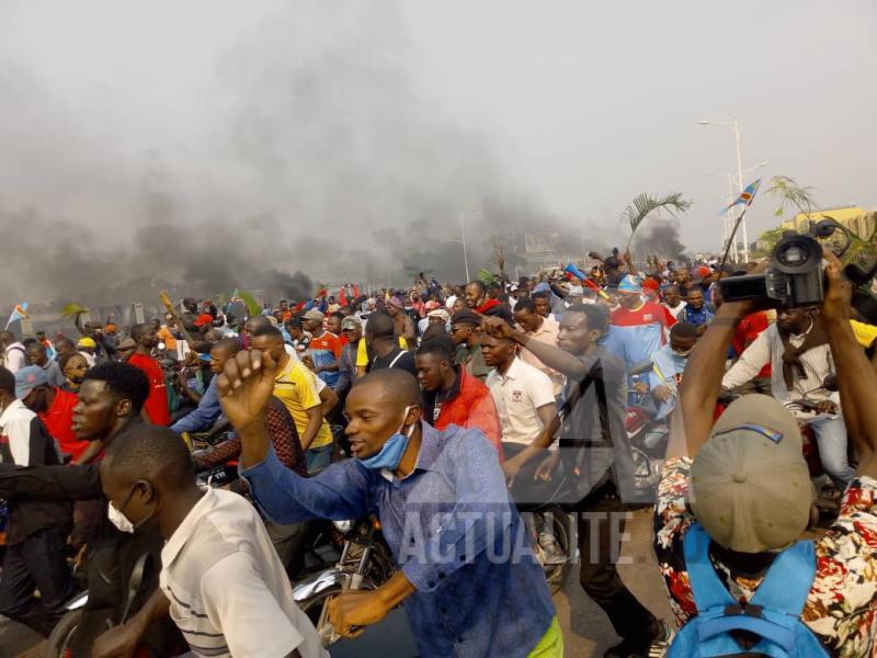 Les militants de l'UDPS manifestant devant le Palais du peuple/Ph ACTUALITE.CD