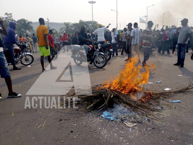 Les militants de l'UDPS manifestant devant le Palais du peuple/Ph ACTUALITE.CD