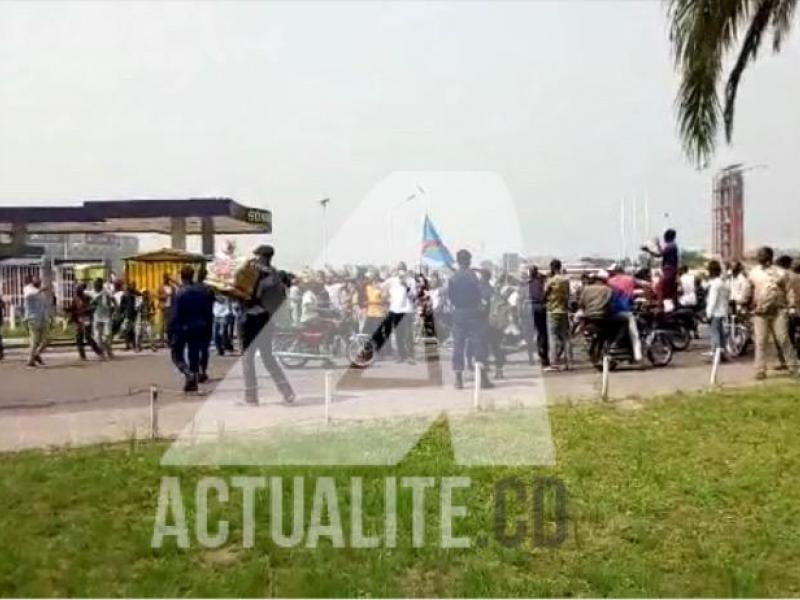 Les manifestants aux alentours du Palais du peuple. Ph. ACTUALITE.CD