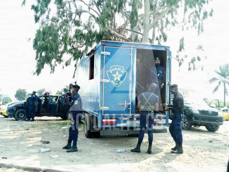 Un fourgon de la Police aux alentours du Palais du peuple. Ph. ACTUALITE.CD