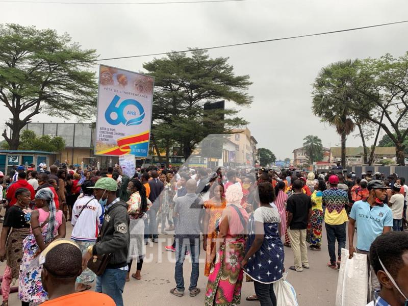 Des marchands devant l'hôtel de ville de Kinshasa pour exiger la rouverture du marché central/Ph ACTUALITE.CD