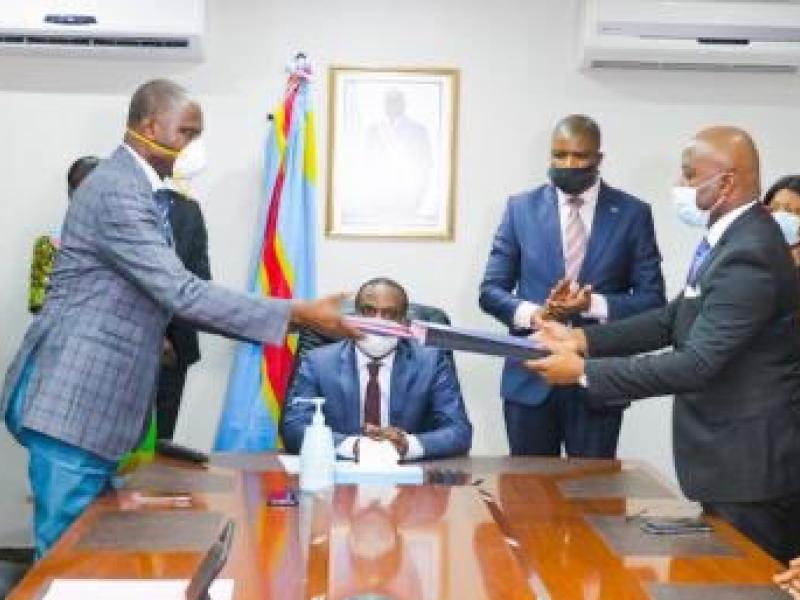 Signature du protocole d’accord entre l’ARCA et la DGDA en présence du Vice Ministre des Finances Junior Mata. Crédit photo tiers