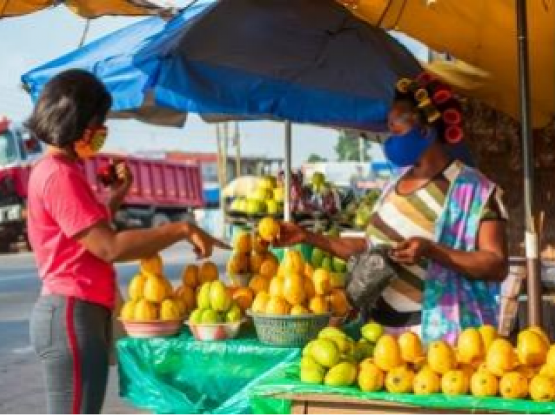 Des étalages d'une vendeuse des fruits à Kinshasa/Ph Target