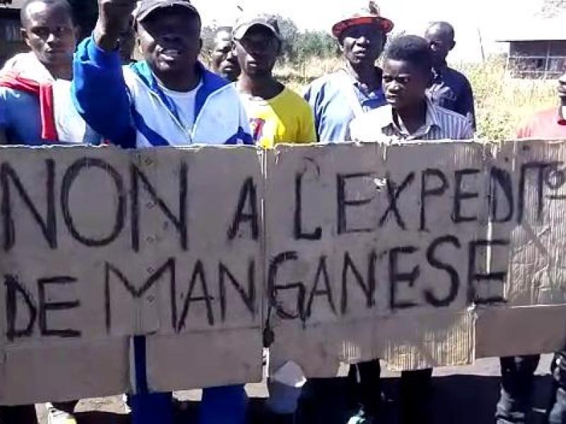 Quelques travailleurs de Kisenge Manganèse en pleine manifestation