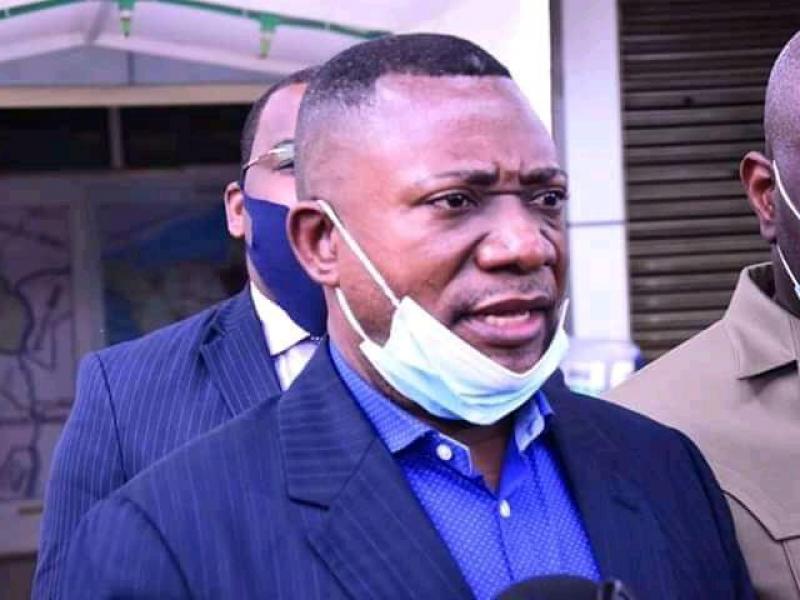 Alphonse Ngoyi Kasanji Président lisant la déclaration de la Conférence des Présidents des regroupements politiques FCC/Ph. Droits tiers