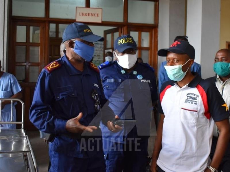 Le gouverneur de la province du Nord Kivu, Carly Kasivita en discussion un officier de la police nationale