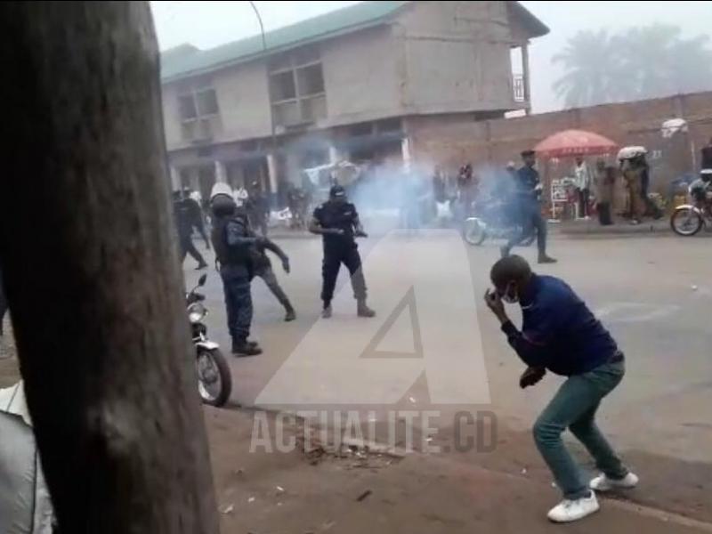 Police Nationale Congolaise, faisant usage de gaz lacrymogène pour disperser des manifestants. Ph/Actualite.cd