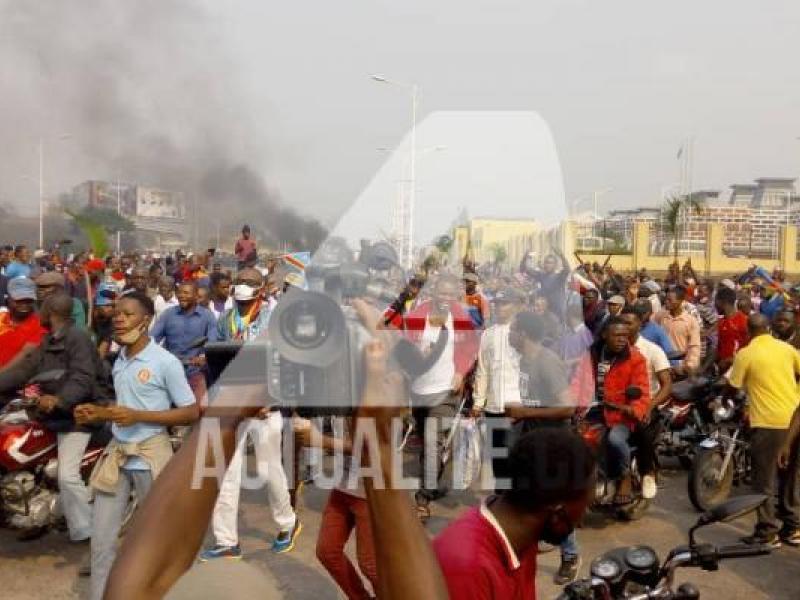 Manifestants aux abords du Palais du peuple à Kinshasa. Ph/Actualite.cd 