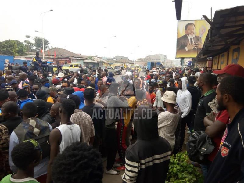 Les militants du PPRD rassemblés au siège du parti sur l'avenue Sendwe à Kinshasa en attendant une marche/Ph ACTUALITE.CD