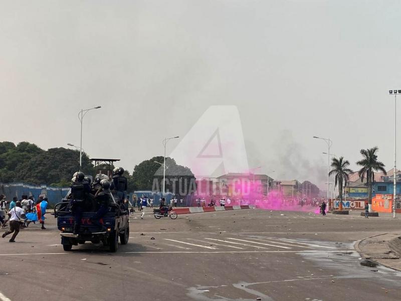 La police disperse à coups de gaz lacrymogènes les militants de l'UDPS aux abords du Palais du peuple/Ph ACTUALITE.CD