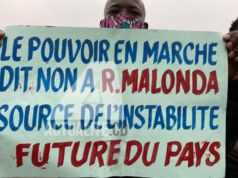 Illustration/Une pancarte brandie par un militant de l'UDPS au siège du parti à Kinshasa/Ph Christine Tshibuyi ACTUALITE.CD