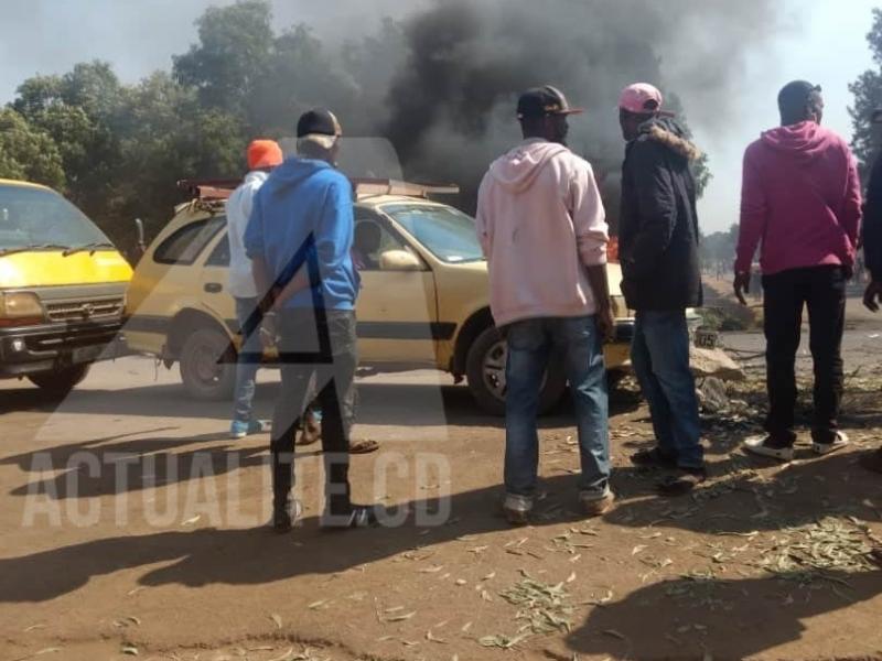 Militants de l'UDPS manifestant à Lubumbashi après découverte des 3 corps inertes de leurs collègues