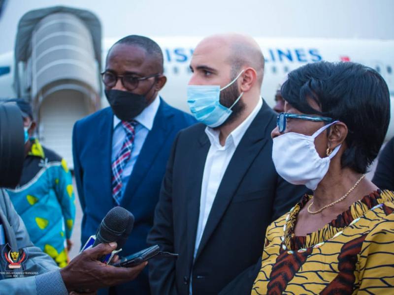 La ministre d'Etat des affaires étrangères Marie Tumba et Abed Achour à l'aéroport de N'djili accueillant les dépouilles de trois étudiants congolais décédés en Chypre/Ph droits tiers