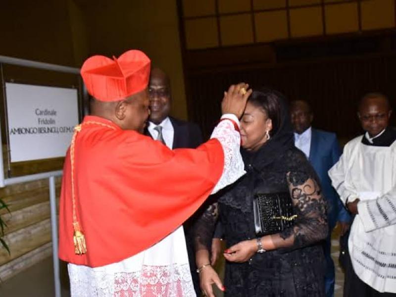 Cardinal Ambongo en train de bénir le couple présidentiel/Ph. Droits tiers 