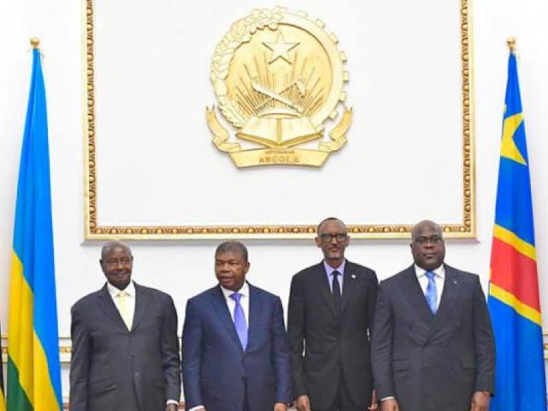 De gauche à droite les Présidents ougandais, angolais, rwandais et congolais après une réunion quadripartite