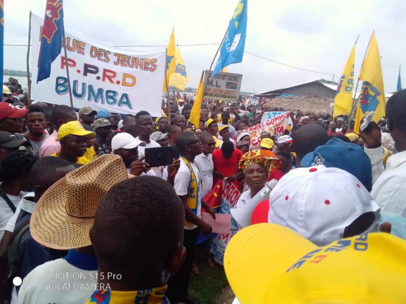 Les militants du FCC lors d'une marche à Bumba