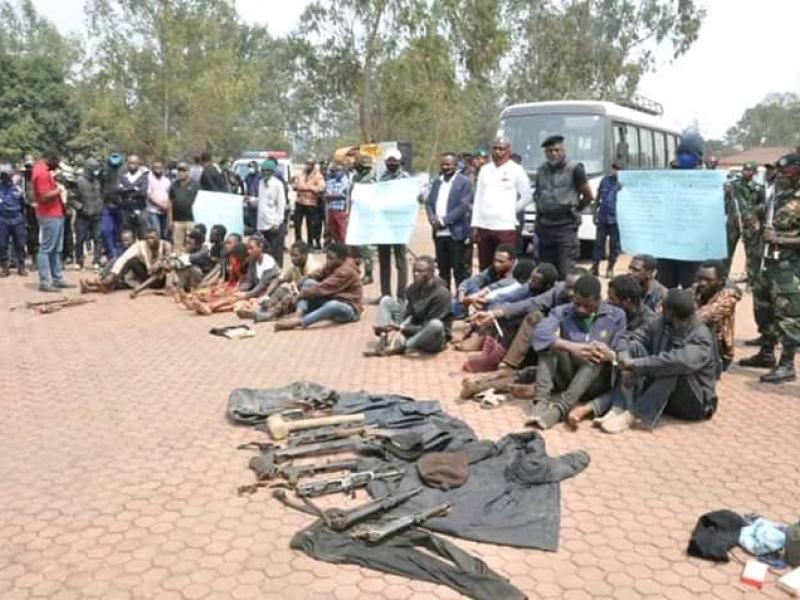 Présentation des présumés bandits armés au Gouverneur du Lualaba. Photo droits tiers.