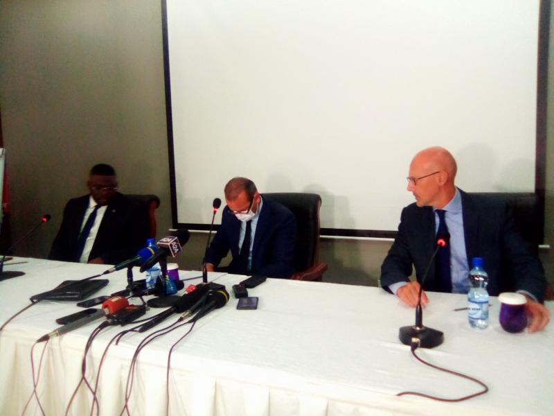 Pascal Beveragi (au centre) en conférence de presse à Kinshasa/Ph. ACTUALITE.CD