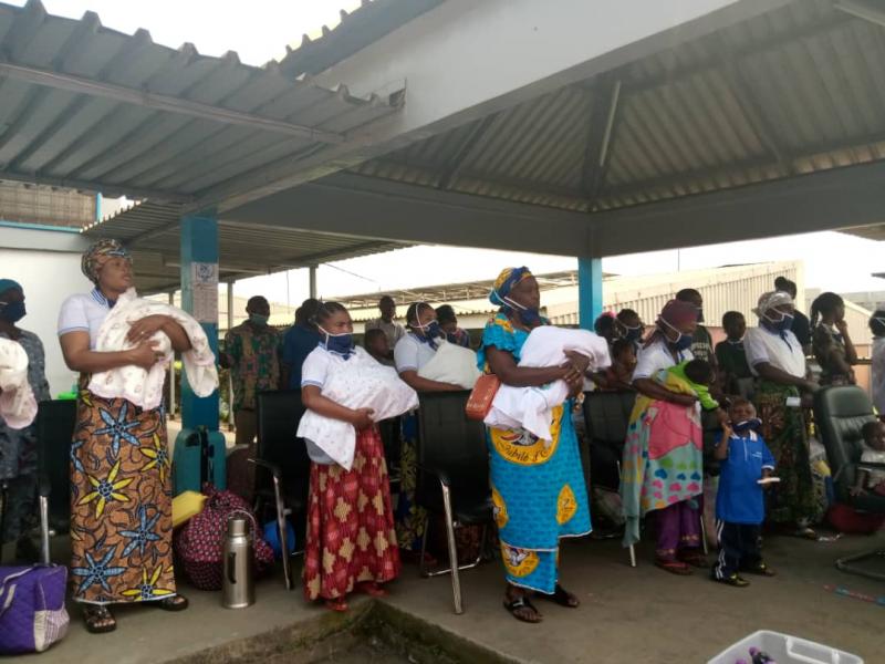 Des femmes sorties de la maternité à l’hôpital provincial du Nord-Kivu à Goma