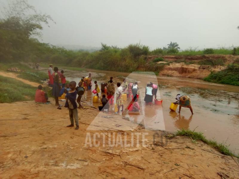 La population puisse de l'eau à la rivière Muya à Mbuji-Mayi. Ph. ACTUALITE.CD/Jeanne-Mari Molly Mupela