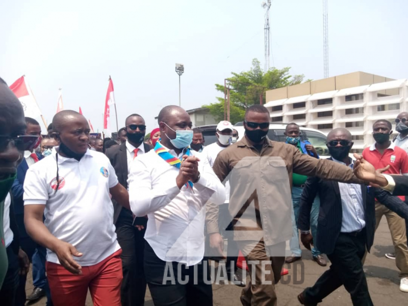 Le ministre de la jeunesse, Billy Kambale (en chemise blanche au milieu)/Ph ACTUALITE.CD