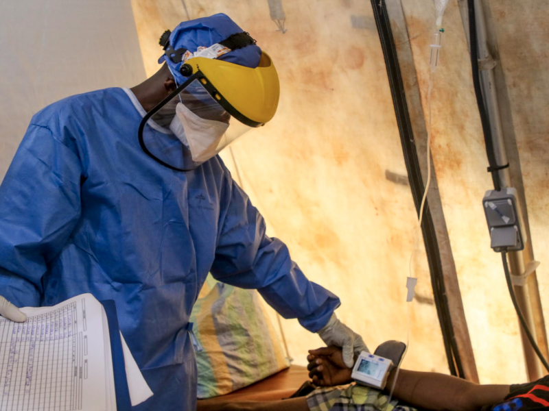 Une équipe médicale consulte un patient de l'unité de traitement Covid-19 mise en place par MSF à l'hôpital Saint-Joseph. Ph. Franck Ngonga