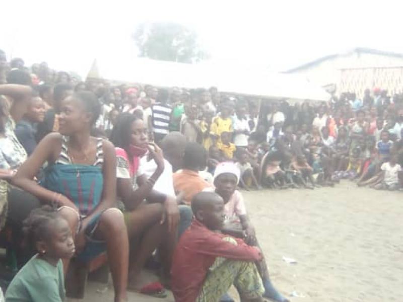 Public de l'audience en flagrance au centre de santé de Kinseso. Photo  Chantal Kabasua membre du RJSSR. 