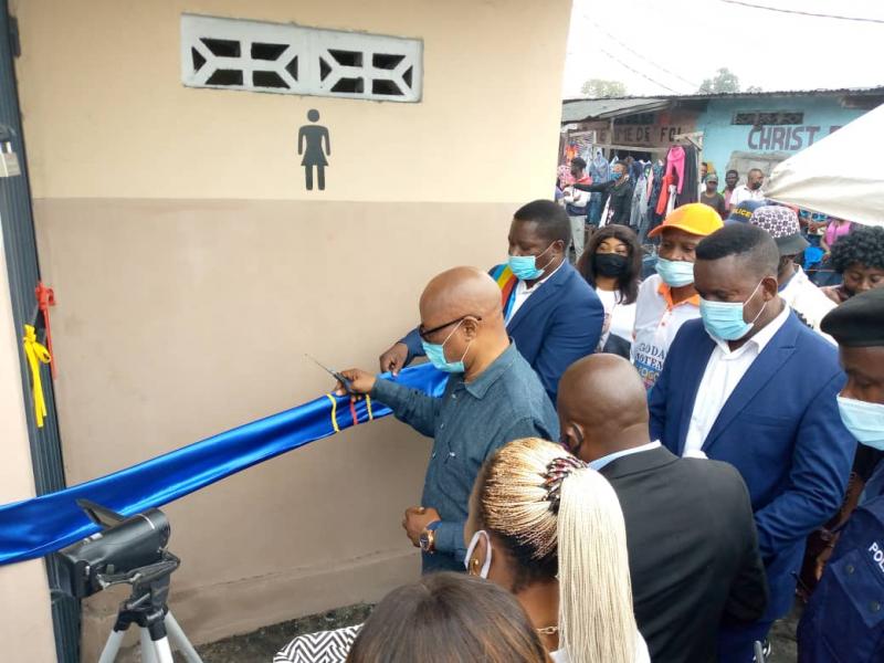 Inauguration des toilettes publiques du marché Luko (Limete) par le député national Godard Motemona
