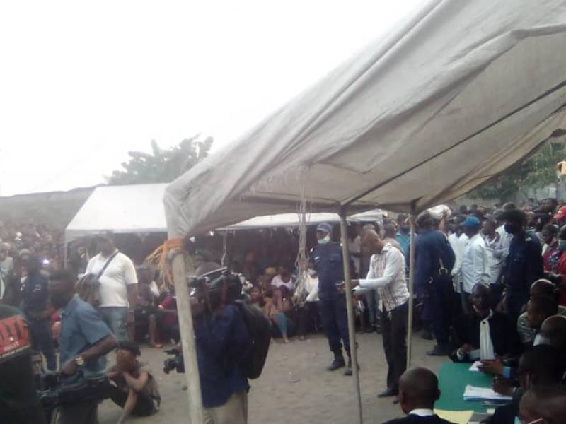Public de l'audience en flagrance au Centre de santé de Kisenso/Photo. Chantal Kabasua membre du RJSSR