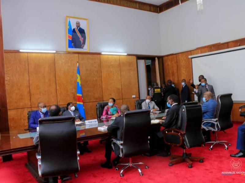 Sylvestre Ilunga, Jeanine Mabunda et Thambwe Mwamba en réunion/Ph droits tiers 